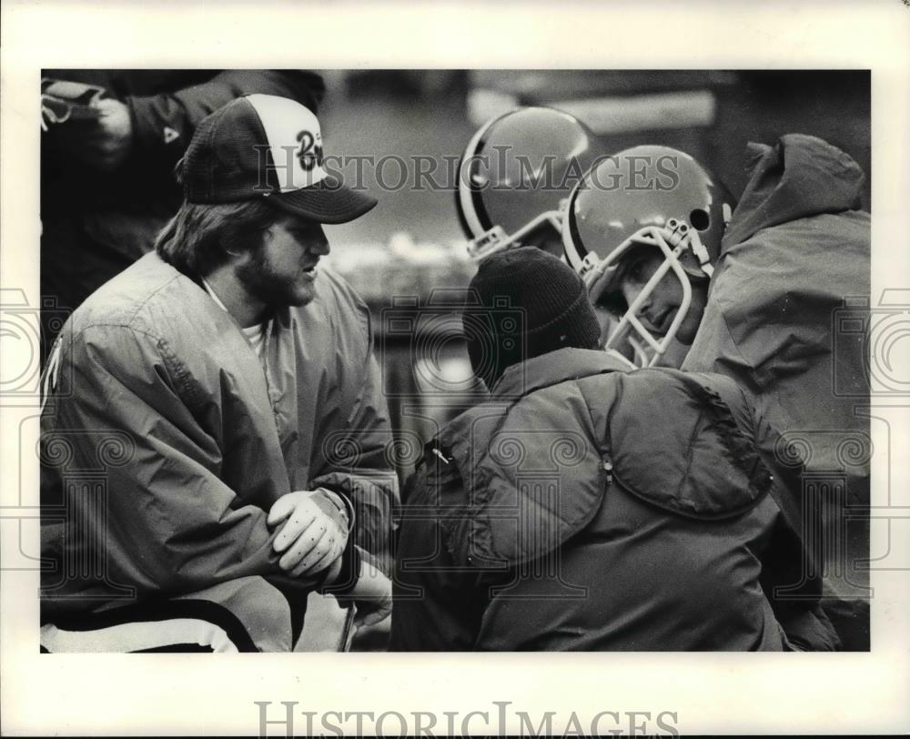 1983 Press Photo Brown&#39;s QB Talk with Coach Paul Hackett and Rick Tracone - Historic Images