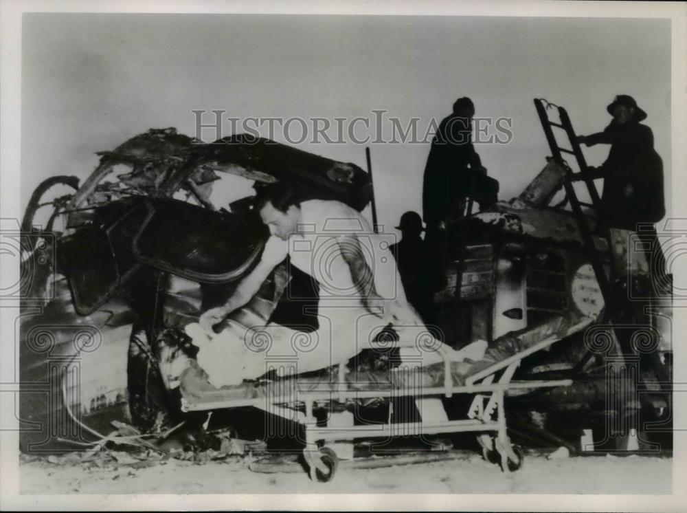 1952 Press Photo Ambulance Worker Covers The Body Of The Victim In A Bus Crash - Historic Images