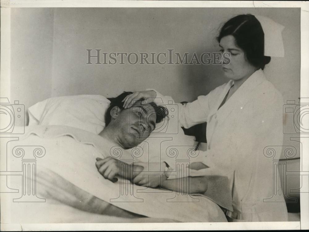1929 Press Photo Jack McGiugejuin Being Treated By Nurse Hilda Hairlgrave - Historic Images