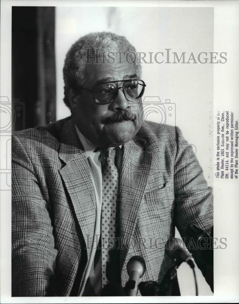 1988 Press Photo Cavs GM Wayne Embry discusses Randolph Keys in NBA Draft. - Historic Images
