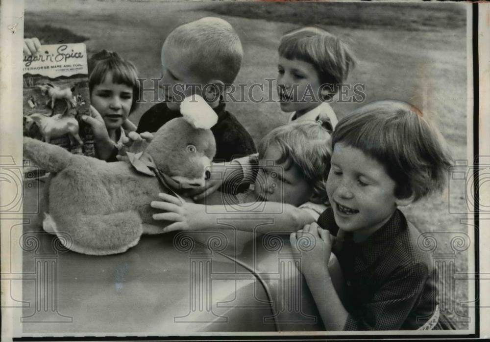 1963 Press Photo The five Fisher children at home have not been forgotten - Historic Images