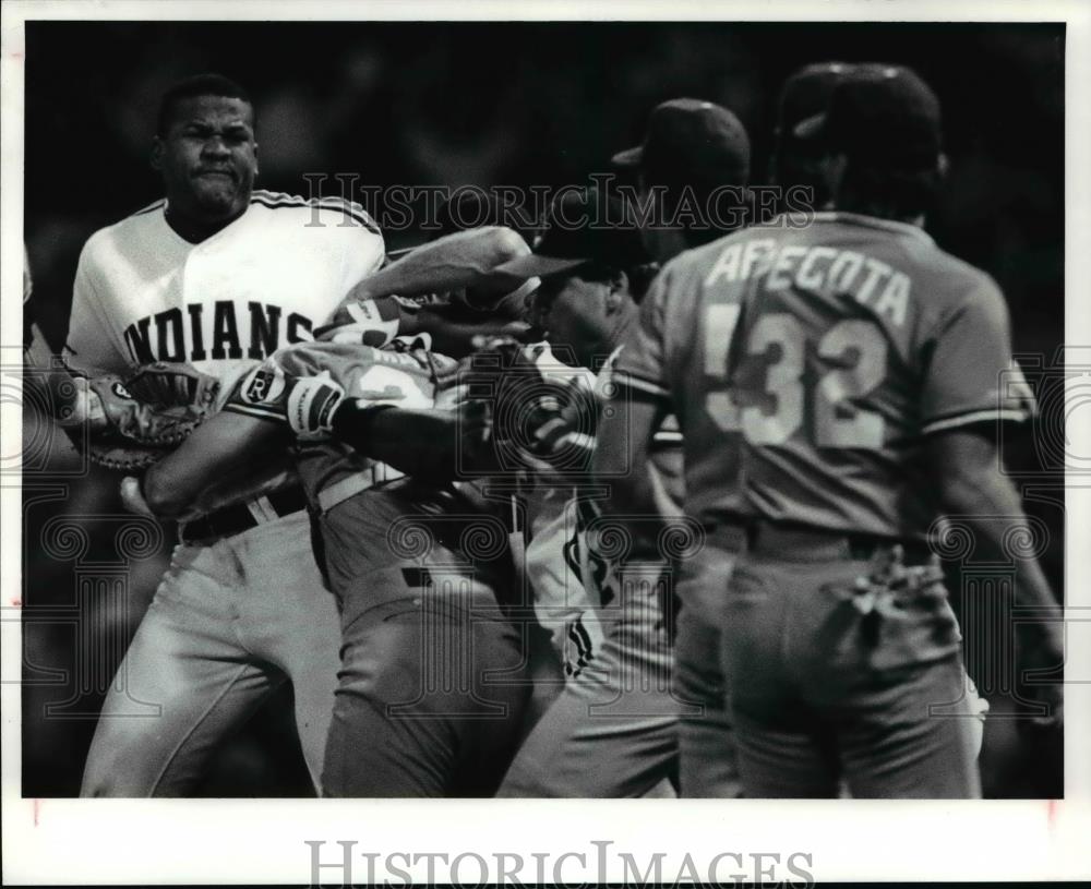 1991 Press Photo Indians Carlos Martinez charges Royals pitcher Kevin Appler - Historic Images