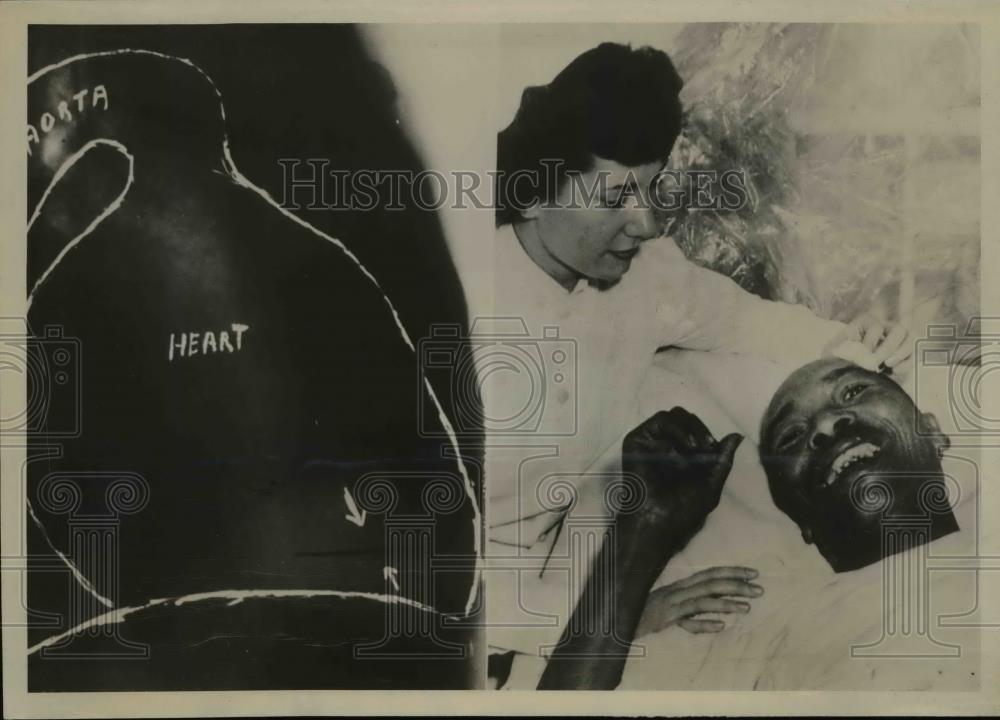 1952 Press Photo William Chapman enters Cooper Hospital to have needle removed - Historic Images