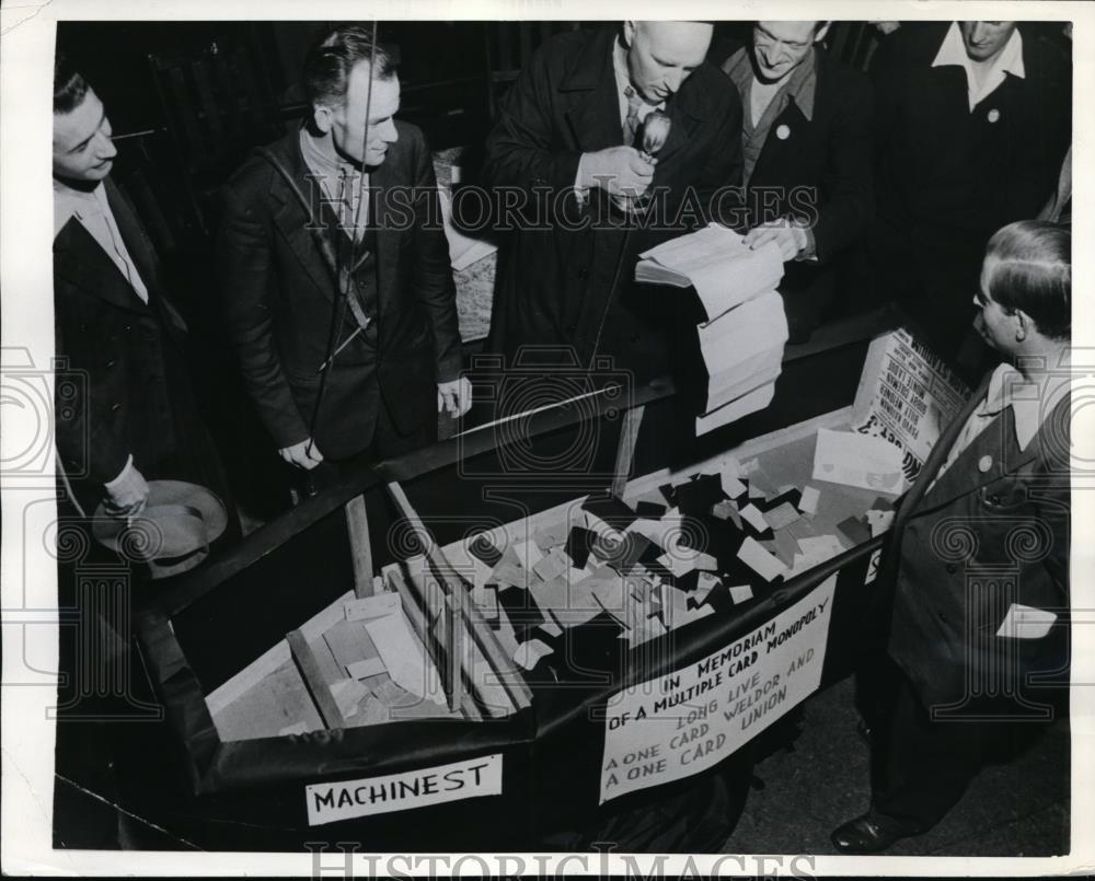 1941 Press Photo Paul Weeks And Striking Shipyard Welders - nee96858 - Historic Images