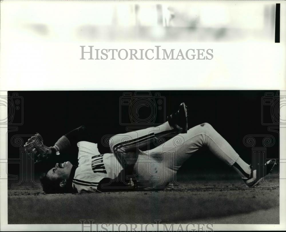 1990 Press Photo Fermin with injured Knee after play at second - cvb57740 - Historic Images