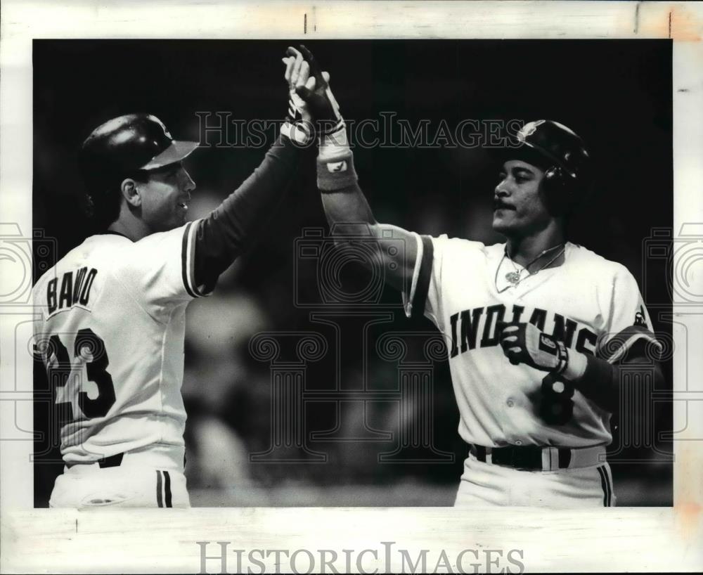 1986 Press Photo Castillo gets a high five from Bando after homering. - Historic Images