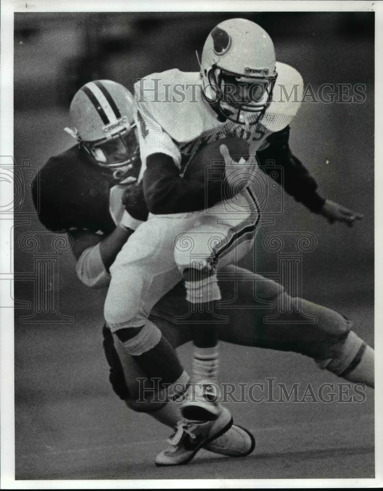 1986 Press Photo St. Joseph QB Dale Pratt is sacked by St. Ed&#39;s Bob Lenart - Historic Images