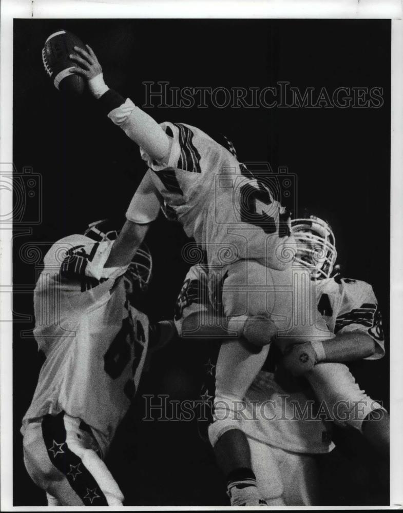 1989 Press Photo Nick Endos Congratulated By Teammates for Interception - Historic Images