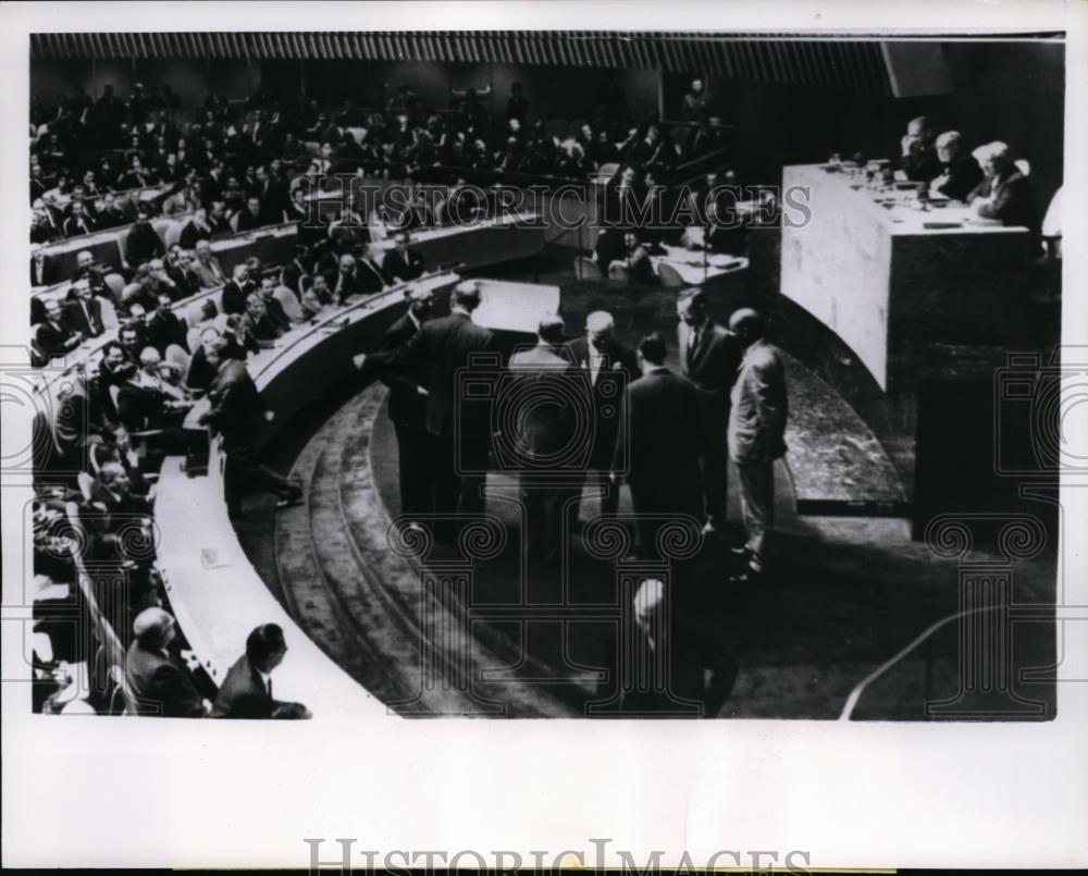 1960 Press Photo Nikita Khrushchev casts vote for President of General Assembly - Historic Images