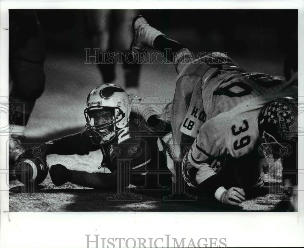 1989 Press Photo Tony Miller Stretches Driven Into Carpet by Chris Lyke - Historic Images