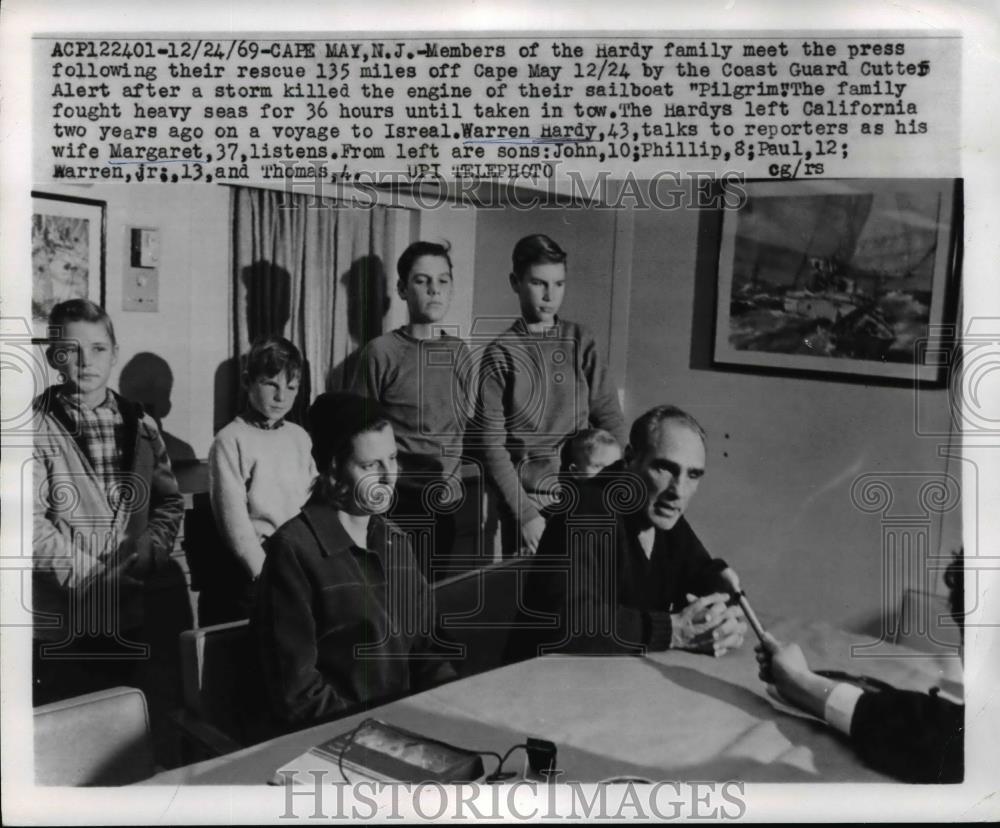 1969 Press Photo Members of the Hardy Family meet press following their rescue - Historic Images