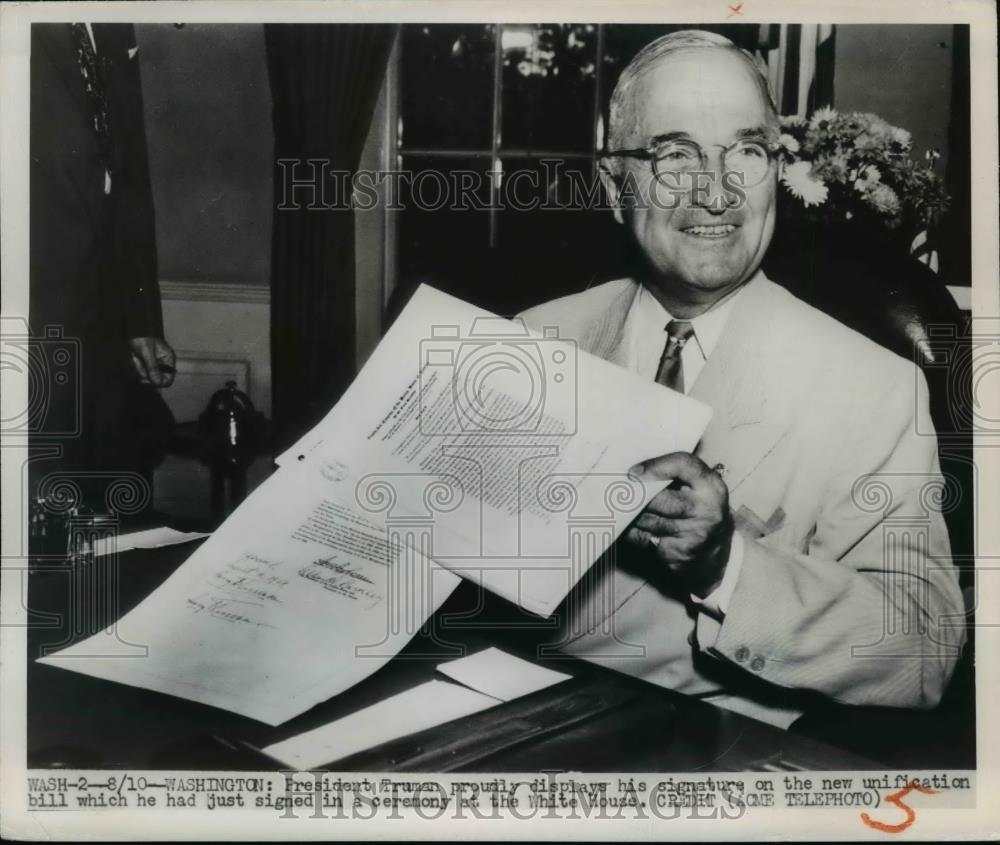 1949 Press Photo Pres.Harry S.Truman display his signatures on Unification Bill - Historic Images