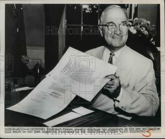 1949 Press Photo Pres.Harry S.Truman display his signatures on Unification Bill - Historic Images