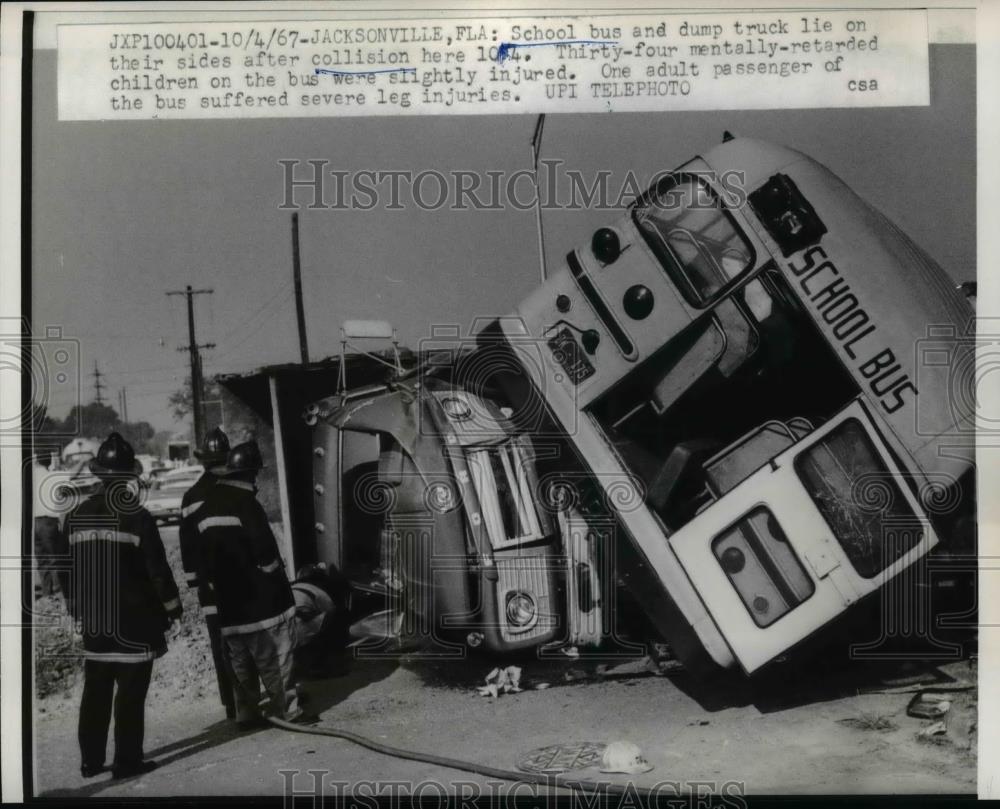 1967 Press Photo School Bus Collided And Dump Truck After The Collision - Historic Images