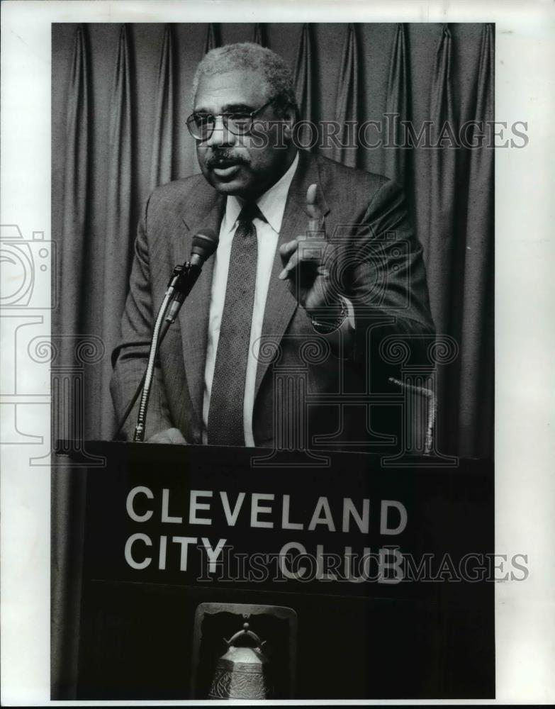 1989 Press Photo Cavaliers GM Wayne Embry speaking at Cleveland City Club. - Historic Images