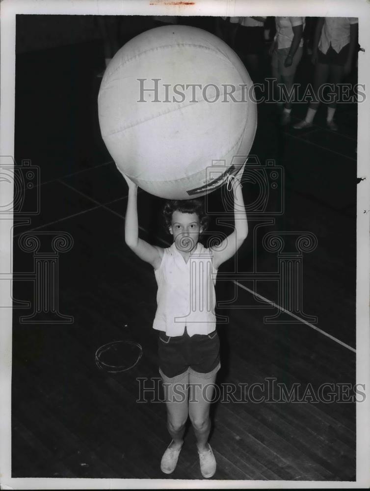 1960 Press Photo Brecksville&#39;s Nancy Gerding holding a huge volleyball - Historic Images