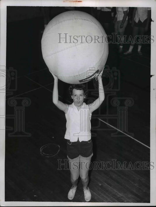 1960 Press Photo Brecksville's Nancy Gerding holding a huge volleyball - Historic Images