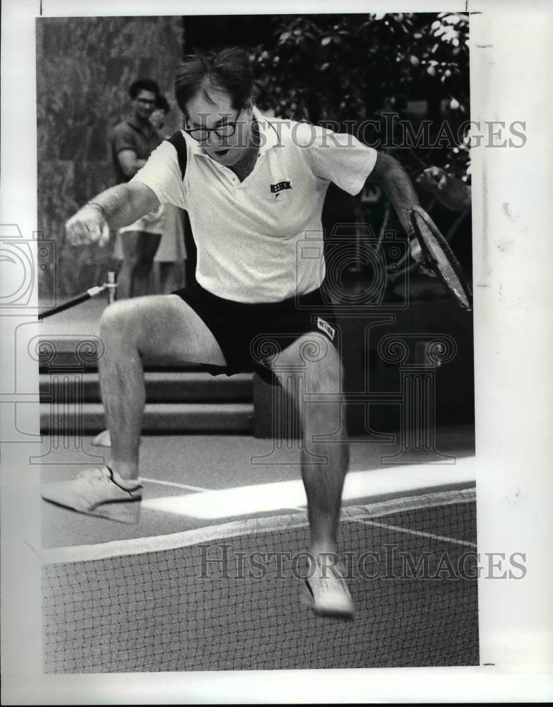 1987 Press Photo Bobby Riggs leaps over the net as he wins a tennis ma ...
