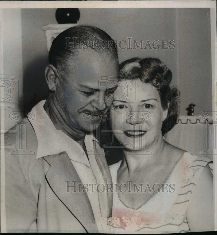 1954 Press Photo Robert Gottlieb reunited with sister Mary Buser after 42 years - Historic Images