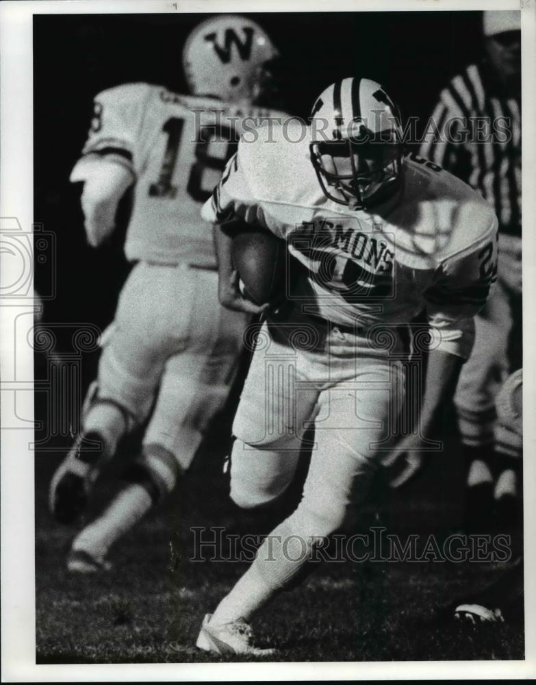 1985 Press Photo Sergio Porcelli Gets a First Down in the 1st Quarter - Historic Images