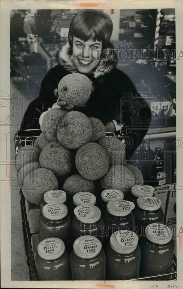 Press Photo Barbara Pickering shopping at Heinen&#39;s Rocky River - nee95519 - Historic Images