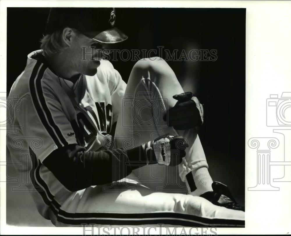 1990 Press Photo Cory Snyder grimaces in pain after being hit on the foot. - Historic Images