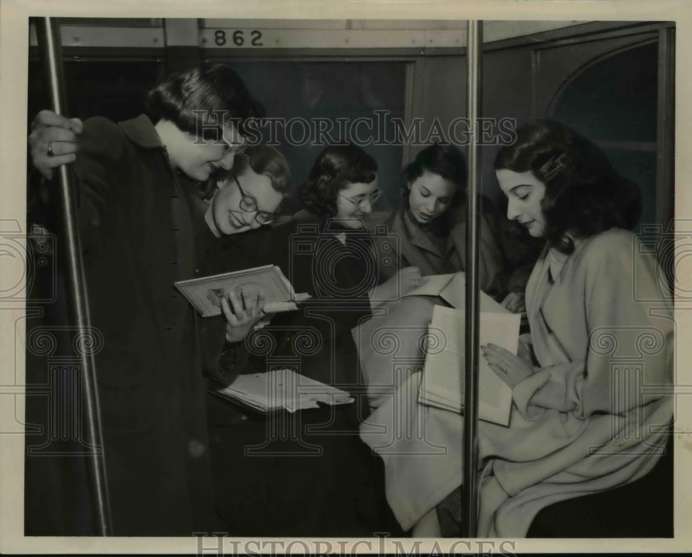 1951 Press Photo Students Mickey Lehman Eleanor Kirk Betty Lehman Carla Burtt - Historic Images