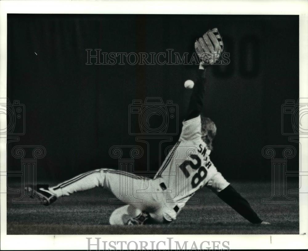 1990 Press Photo Cory Snyder drops a fly ball in short center field. - cvb57786 - Historic Images