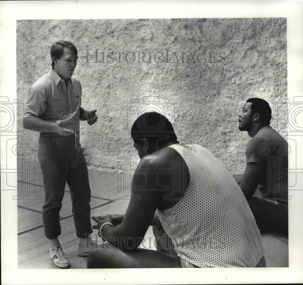 1984 Press Photo Cavs coach George Karl,  Geoff Crompton and Mel Turpin - Historic Images