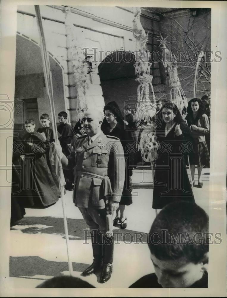 1948 Press Photo General Francisco Franco, Wife Dona Carmen on Palm Sunday - Historic Images