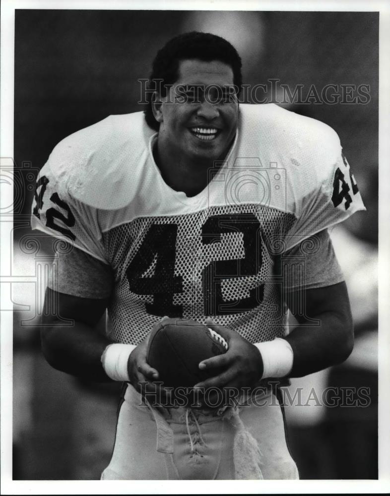 1989 Press Photo Tim Manoa smiles during an agility drill at Lakeland. - Historic Images