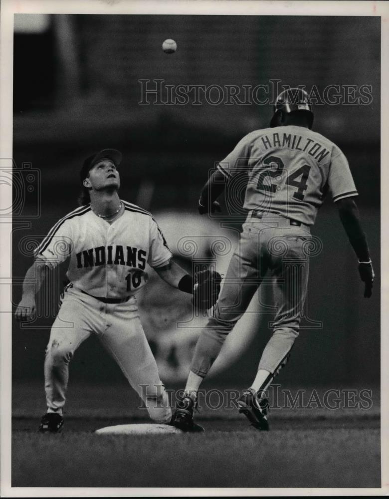 1991 Press Photo Hamilton steals 2nd as Lewis takes throw from Alomar - Historic Images