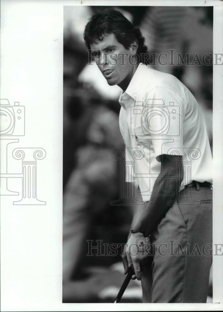 1988 Press Photo Golfer Ian Baker-Finch of Australia watches putt go in 3rd hole - Historic Images