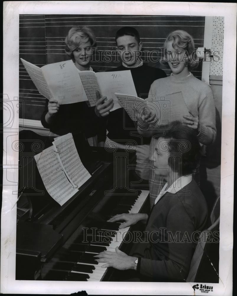 1963 Press Photo Chanukah Songs Are Rehearsed At Temple On The Heights - Historic Images