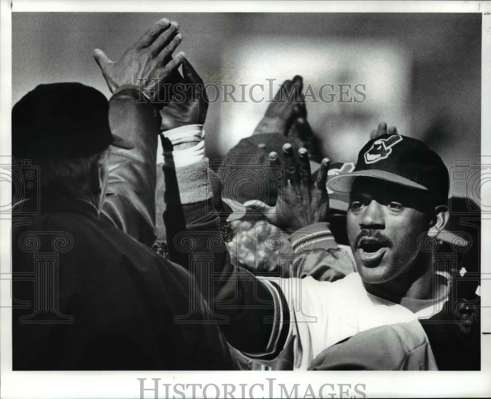 1988 Press Photo Willie Upshaw and the rest of the Indians celebrate. - Historic Images