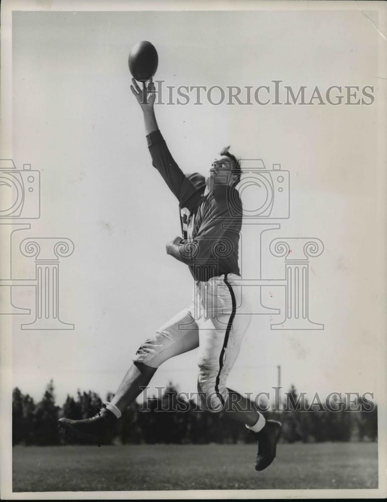 1948 Press Photo Hal Shoener End- Iowa University - cvb63690 - Historic Images