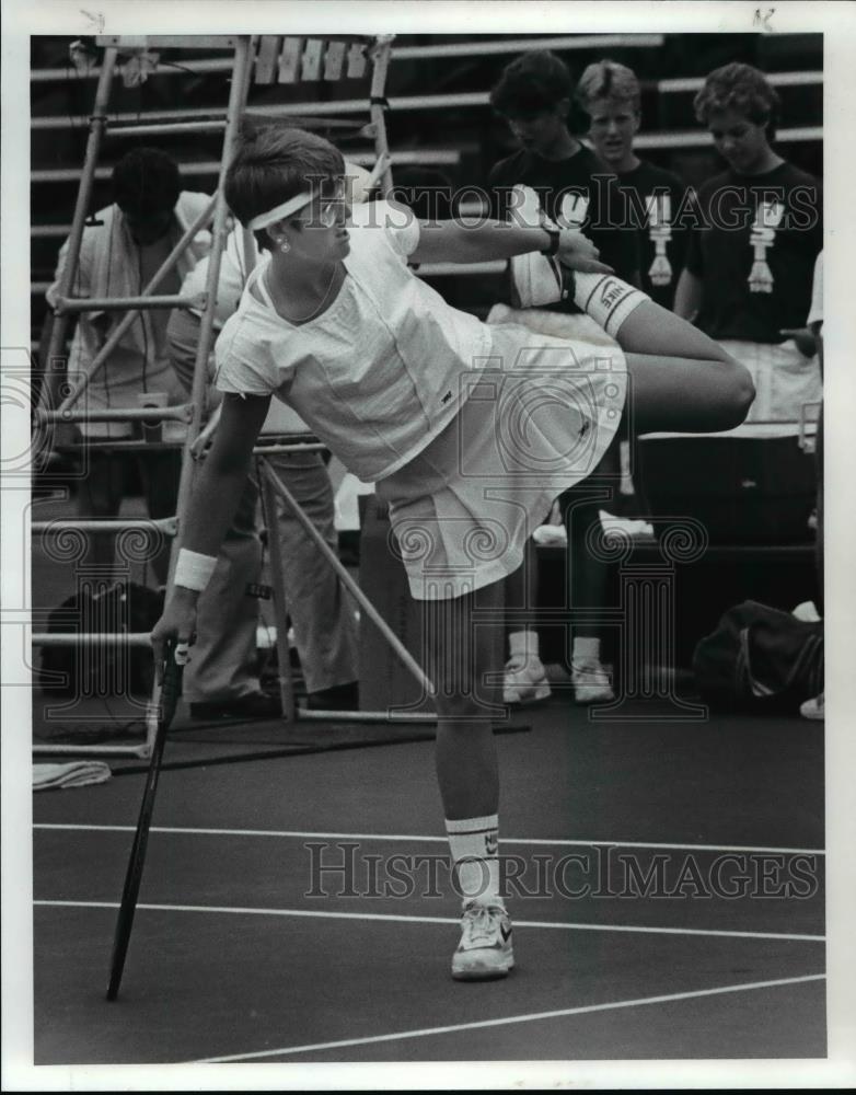 1986 Press Photo Jane Thomas stretches before the start of the final round match - Historic Images