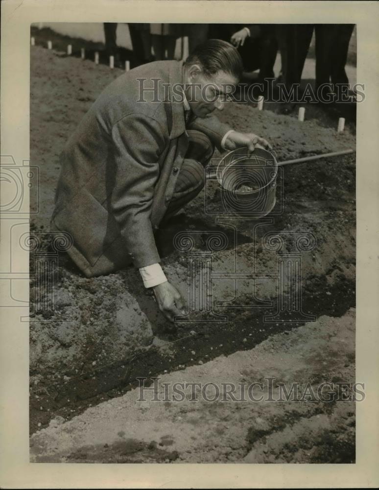 1944 Press Photo A.L.Munson plants pear in Mall Garden - nee95422 - Historic Images