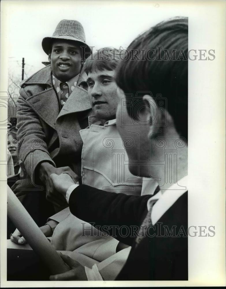 1979 Press Photo Clark Kellogg, John Komar greeted by Mayor D. Kuomish. - Historic Images