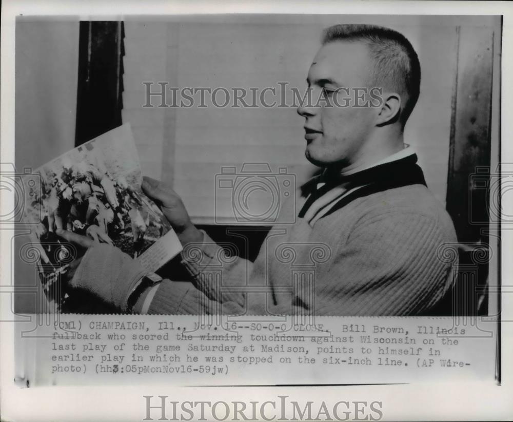 1959 Press Photo Illinois Fullback Bill Brown looking at a picture of himself - Historic Images