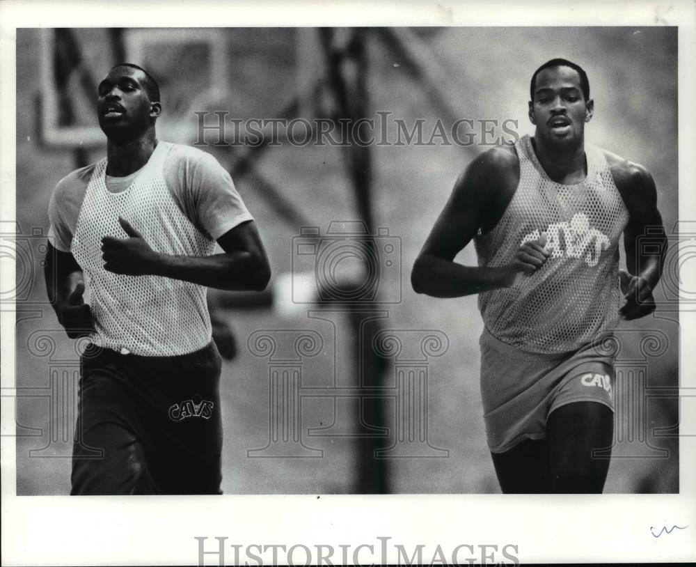 1986 Press Photo Mark West (L) and Keith Lee do wind sprints at Cavs practice. - Historic Images