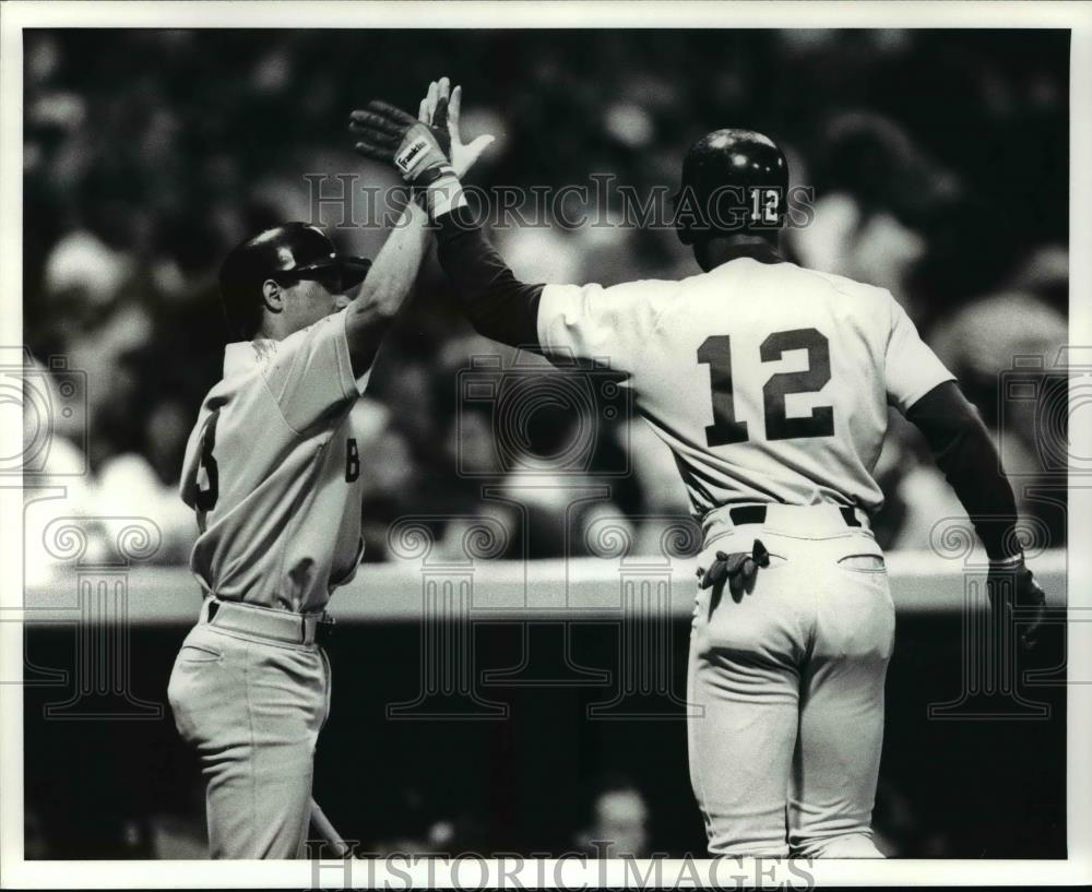1988 Press Photo Ellis Burks gets high 5 after home run with Boston Red Sox - Historic Images