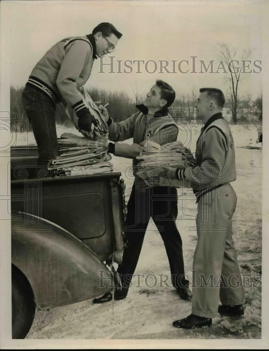 1960 Press Photo Chuck Kircher and Chuck Slavik, Chuck Zelonis selling newspaper - Historic Images