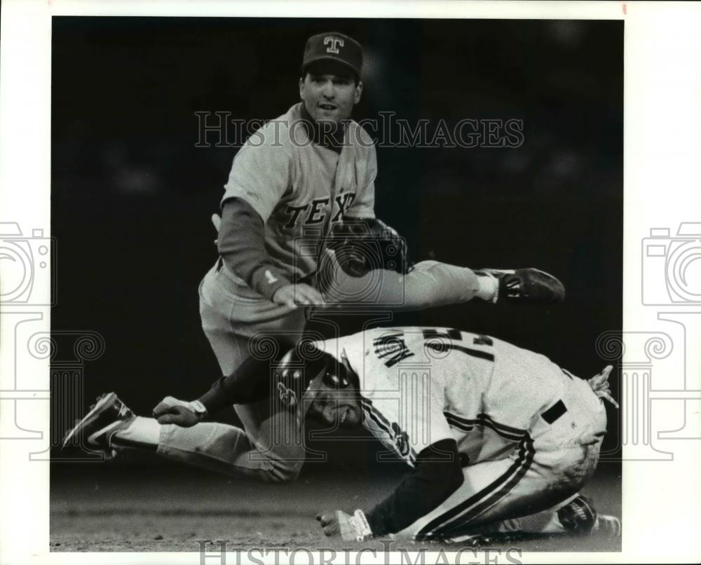 1991 Press Photo Sandy Alomar breaks up a double play on the Rangers Jeff Huson - Historic Images