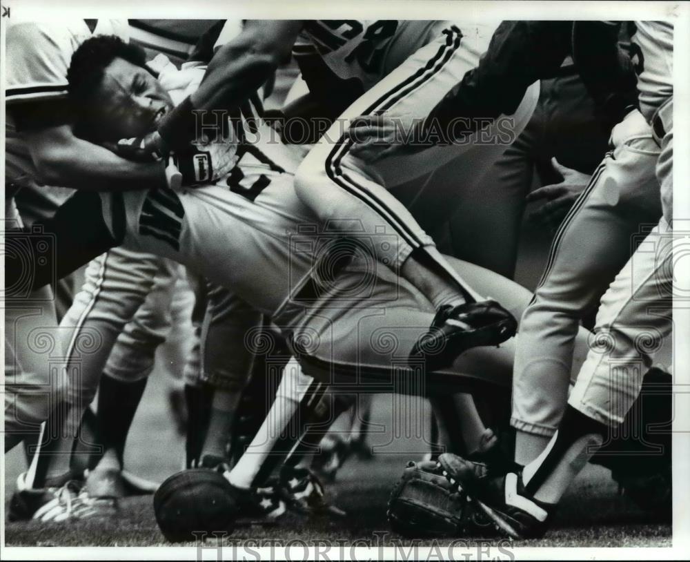 1986 Press Photo Mel Hall is restrained after charging the mound after being hit - Historic Images
