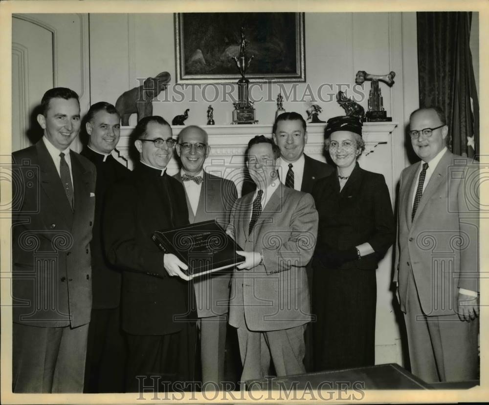 1957 Press Photo Governor C. William O&#39;Neill, Ohio Politicians Pose at Event - Historic Images