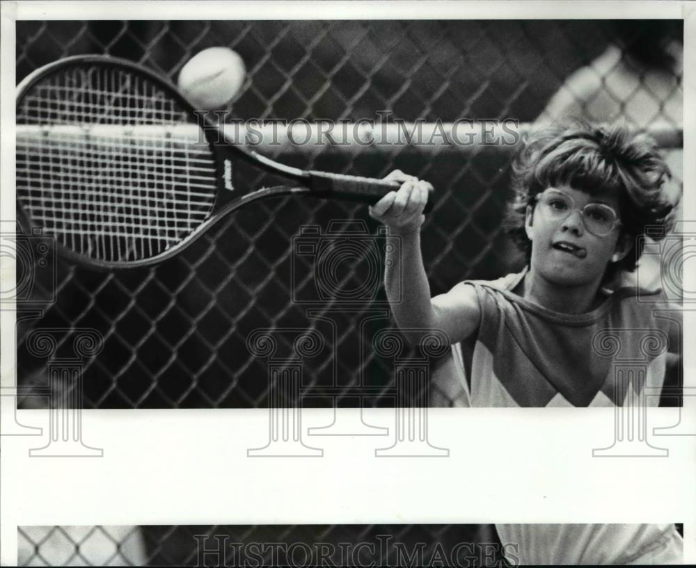 1986 Press Photo Sarah Brown, 12 returns the ball in her match - cvb64134 - Historic Images