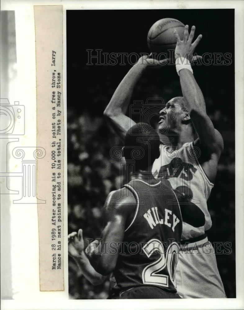 1989 Press Photo After scoring his 10,000th point on a free throw - cvb64780 - Historic Images