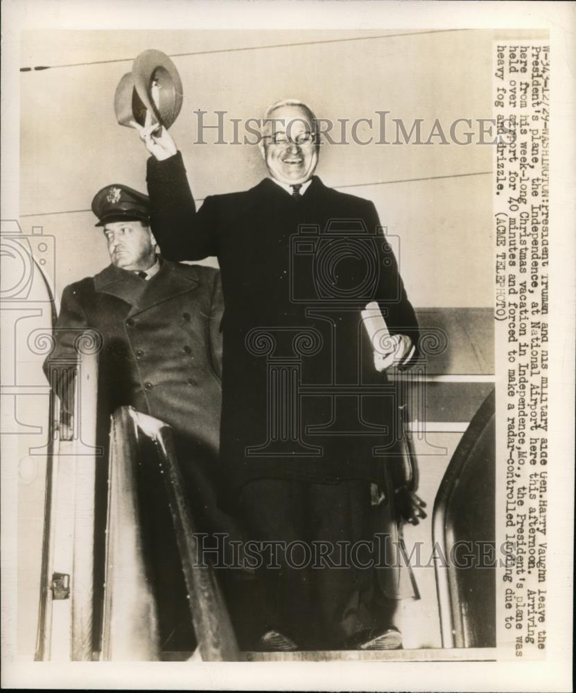 1949 Press Photo Pres.Harry S.Truman with Gen.Harry Vaugh at National Airport - Historic Images