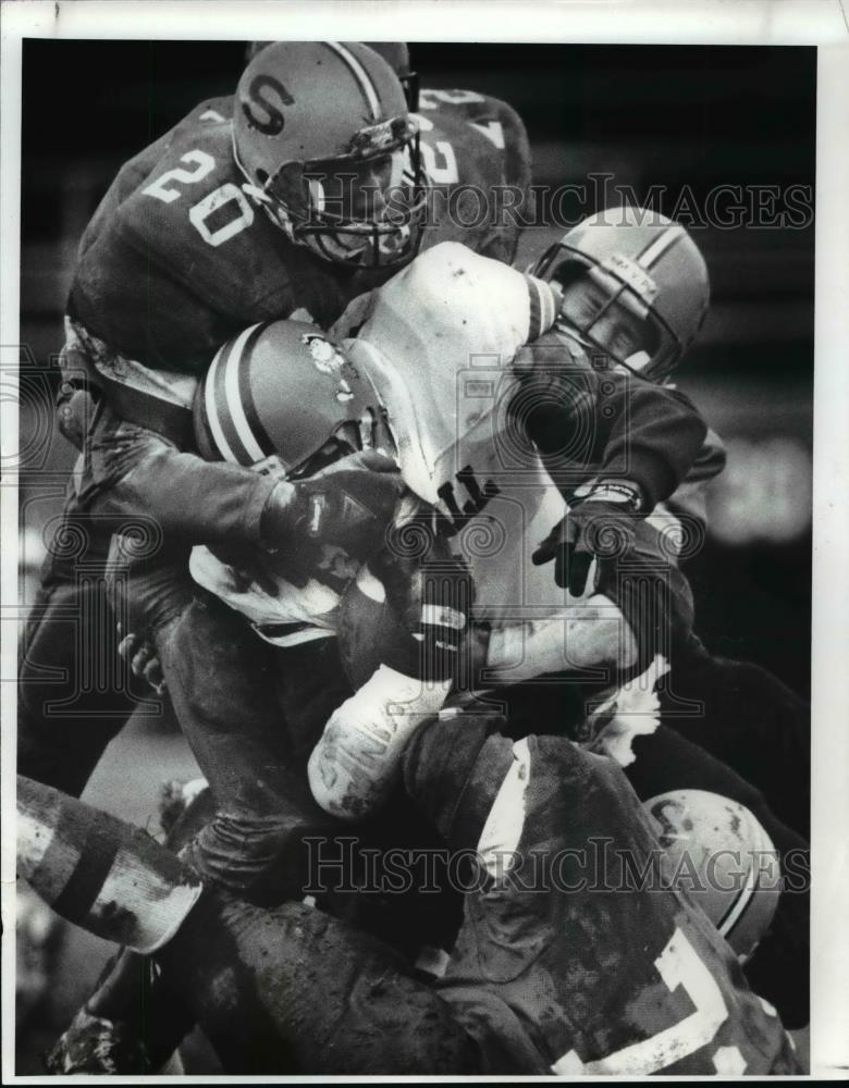 1989 Press Photo Jarvis Gibson Grabs Devon King&#39;s Facemask - cvb63431 - Historic Images